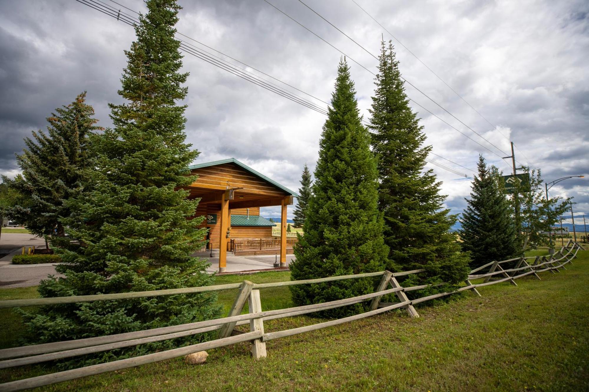 Mountain Vista Hotel Уест Йелоустоун Екстериор снимка