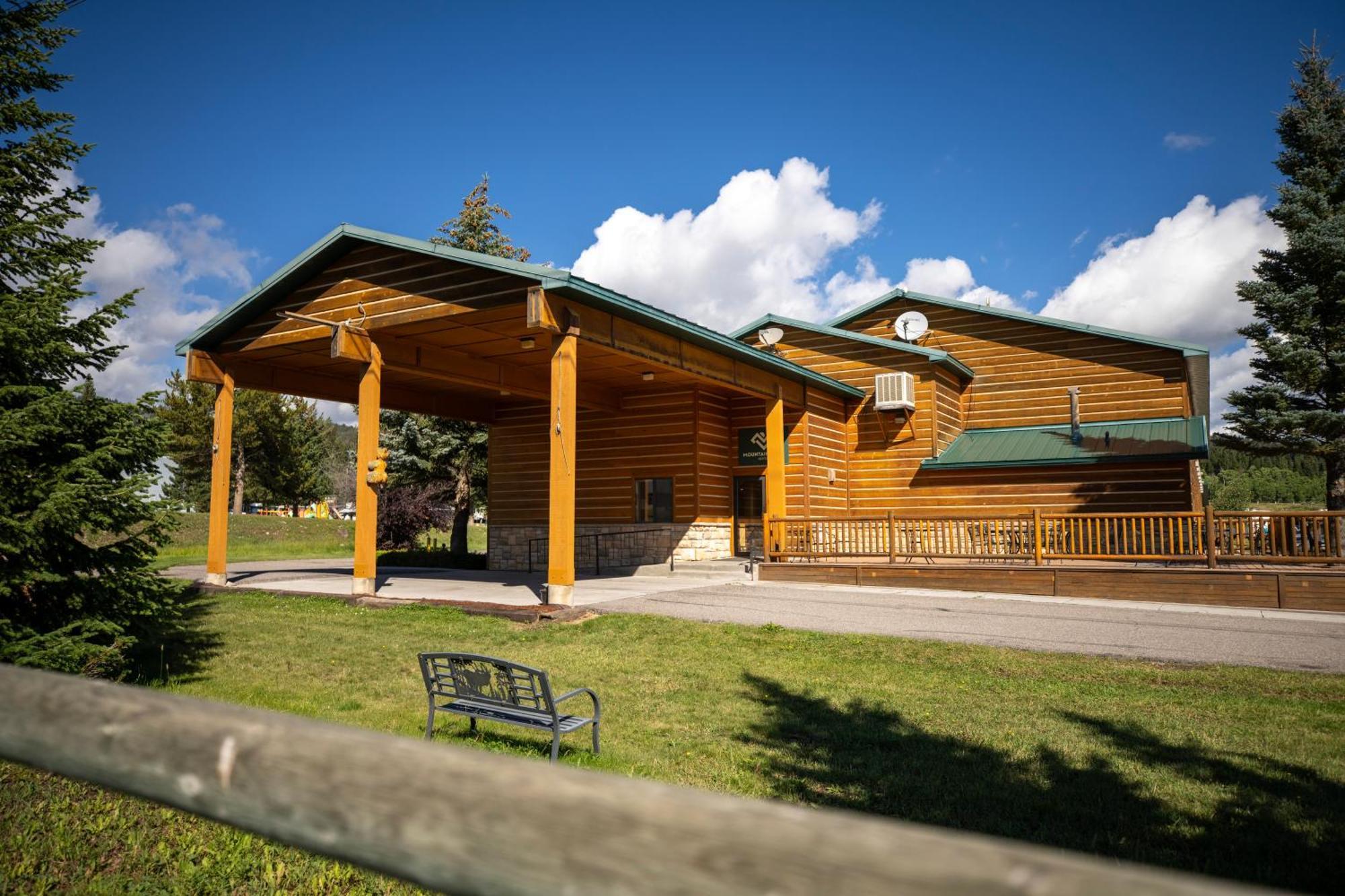 Mountain Vista Hotel Уест Йелоустоун Екстериор снимка